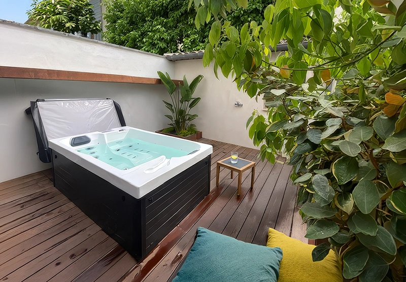 Spa Giovanni Riboli R2 Relax 2 places avec chromothérapie dans une cour intérieure à Saint-Paul-en-Forêt