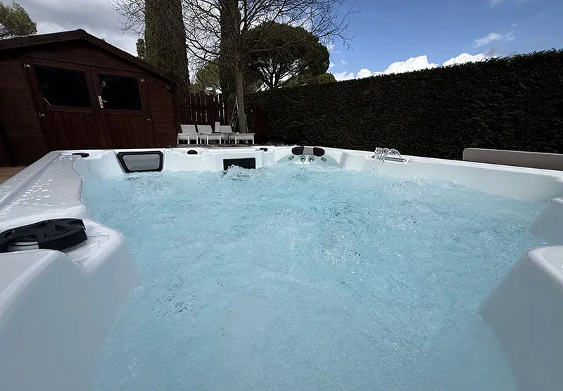 Gros plan sur l'eau d'un spa en action qui met en évidence la puissance des pompes de massage d'un spa Giovanni Riboli dans le Var