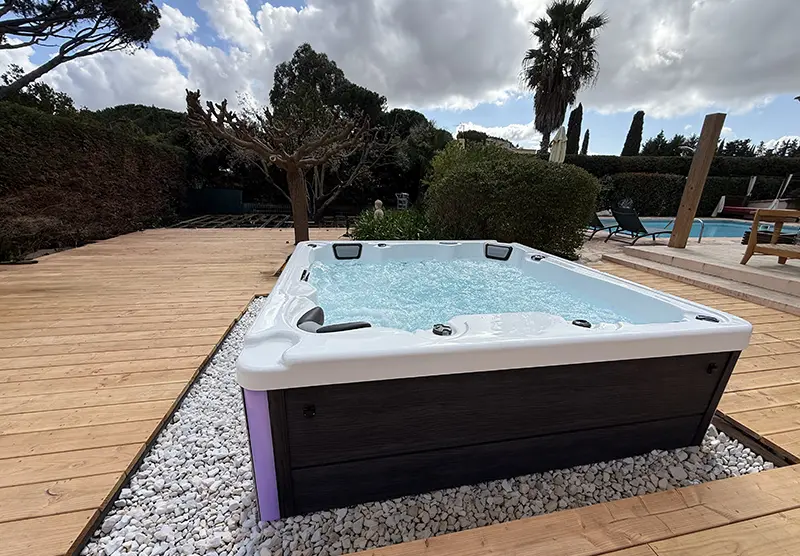 Une installation Azur Spa Design : ce spa Amalfi de Giovanni Riboli a été installé sur une terrasse en bois à côté d'une piscine à Saint-Raphaël