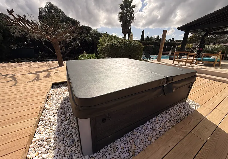 La couverture isotherme haut de gamme réduit la consommation électrique d'un spa rigide. En vente chez Azur Spa Design à Saint-Raphaël