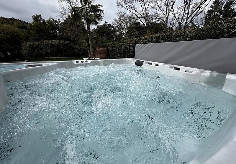 Zoom sur l'eau d'un spa en action sous l'effet de puissantes pompes de massage dans le Var. Ce spa Giovanni riboli est équipé de 9 programmes de massages séquentiels interactifs, une exclusivité Azur spa design à Fréjus