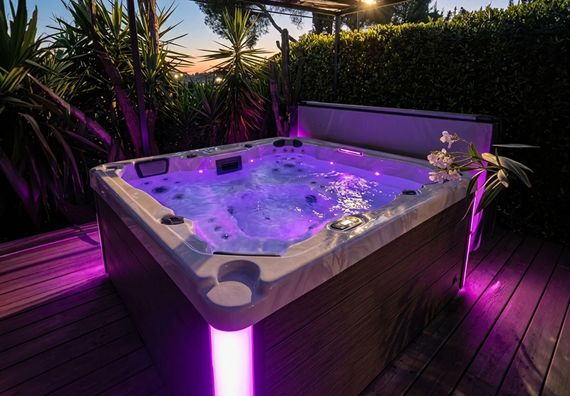 Spa Amalfi Giovanni Riboli installé sous une tonnelle à Saint-Raphaël dans le Var avec éclairage LED du spa la nuit