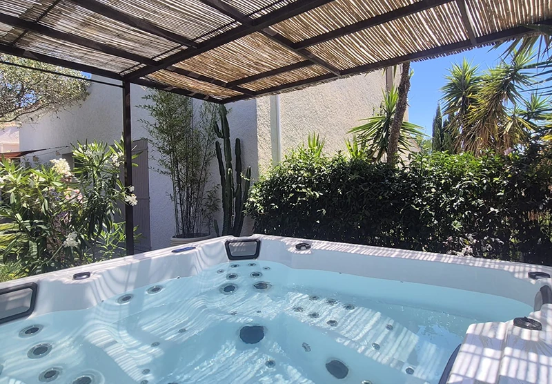 Vue rapprochée de l’eau d’un spa Amalfi Giovanni Riboli avec ambiance lumineuse propice à la relaxation
