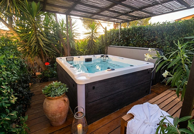 Vue rapprochée de l’eau d’un spa Amalfi Giovanni Riboli avec ambiance lumineuse propice à la relaxation