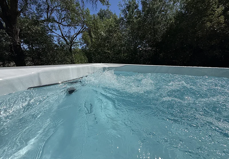 Mouvement de l’eau dans un spa de nage IR 5.0 illustrant la puissance des pompes de nage