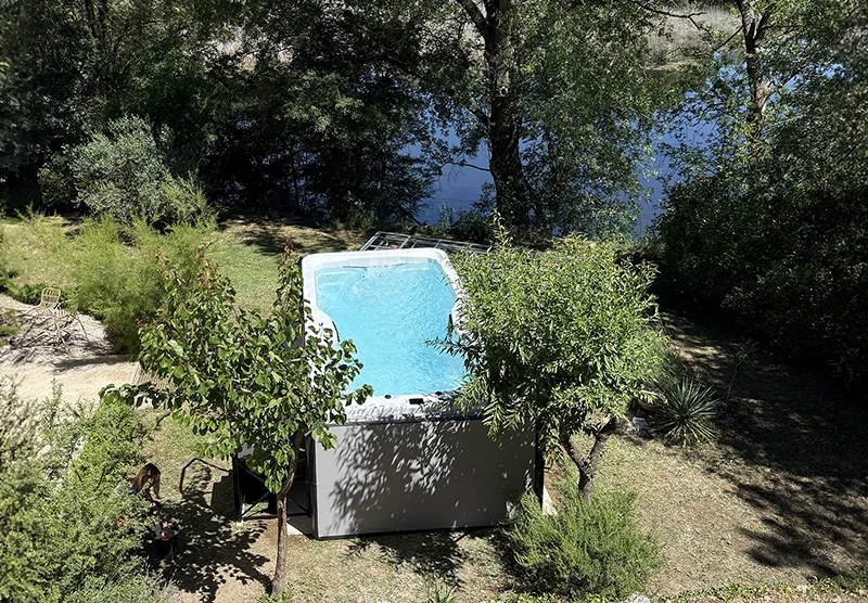 Vue aérienne d’un spa de nage IR 5.0 installé à Tourves dans le Var au milieu de la garrigue avec une rivière en arrière-plan