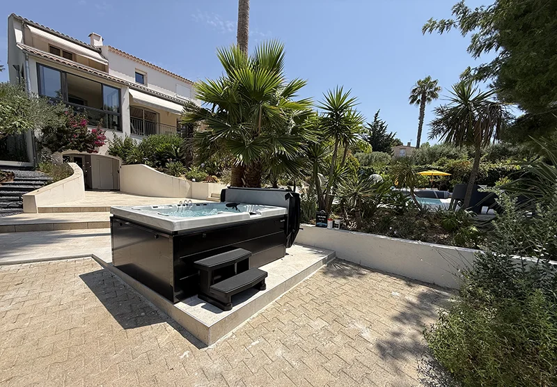 Spa Torino Luxe New installé dans un jardin contemporain à Sanary-sur-Mer avec escalier paysager et maison moderne en arrière-plan