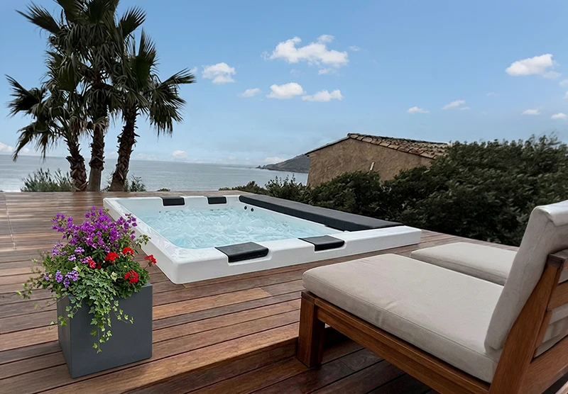 Spa Signature Giovanni Riboli 4 places intégré dans une terrasse en bois à Saint-Raphaël avec vue sur la Méditerranée